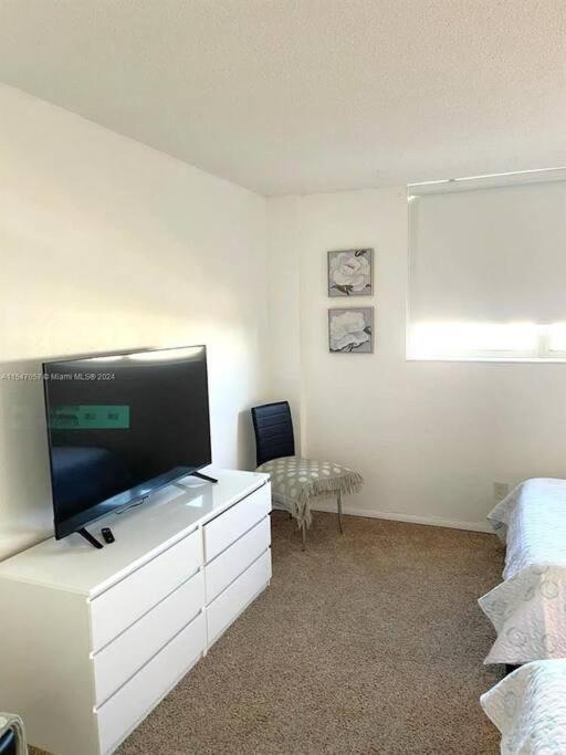 Sunny Isles Condo Very Close To The Beach With Amenities 서니아일스비치 외부 사진