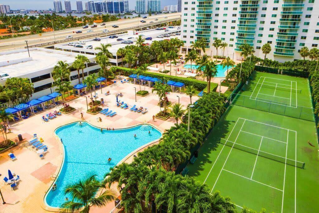 Sunny Isles Condo Very Close To The Beach With Amenities 서니아일스비치 외부 사진